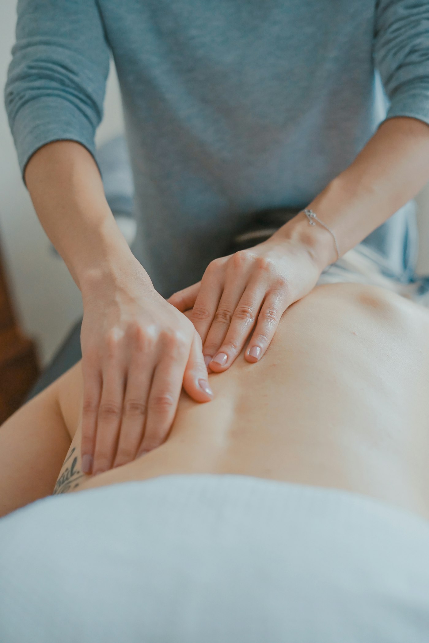 Fisioterapeuta atendendo um paciente